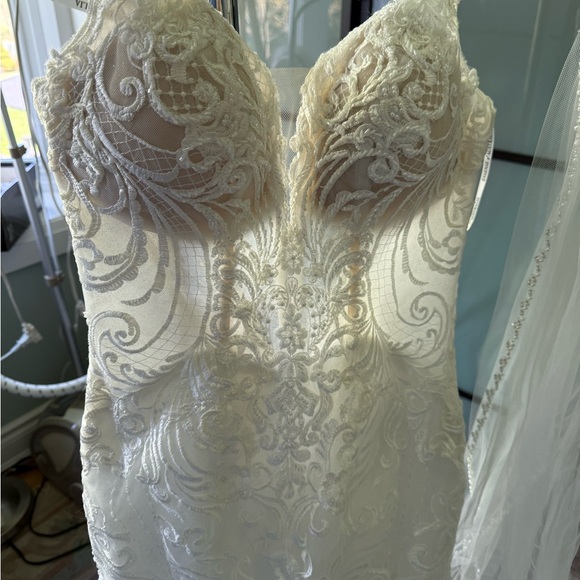 Wedding dress never worn- Essense of Australia - D2771 - Picture 7 of 7